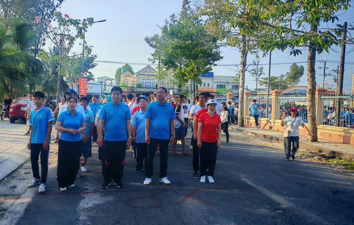 Sau khi kết thúc phần Lễ phát động, Lãnh đạo địa phương và  các vận động viên đã tiến hành chạy đồng hành với cự ly 1,5 km