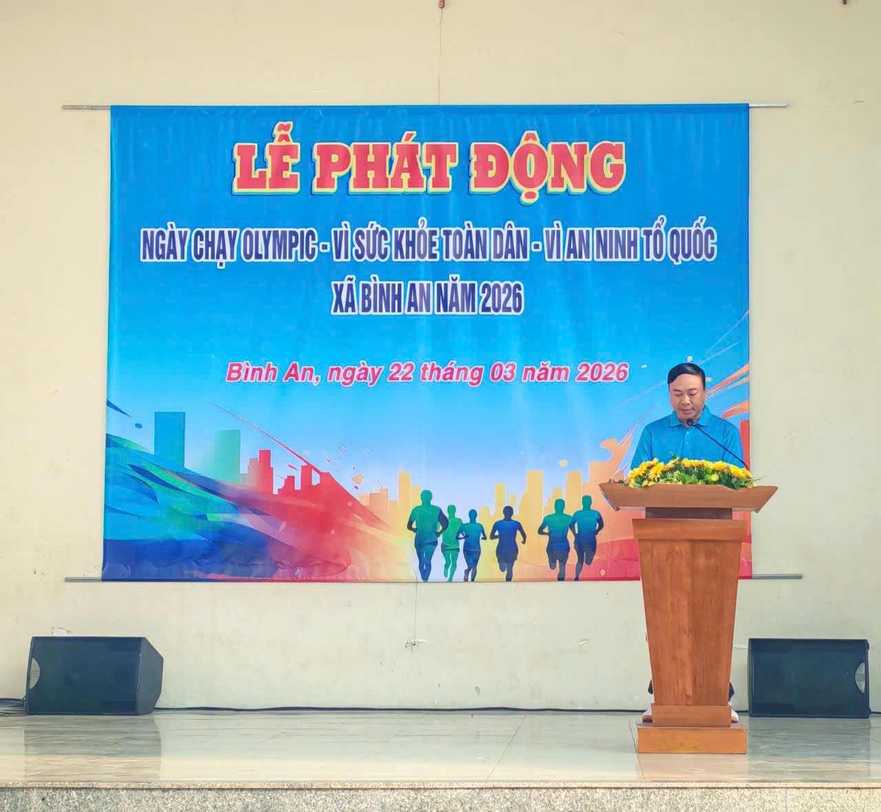 Đồng chí Huỳnh Thanh Sơn, Phó Chủ tịch UBND xã, phát biểu khai mạc  “Ngày chạy Olympic – Vì sức khỏe toàn dân – Vì An ninh tổ quốc  năm 2026 trên địa bàn xã Bình An