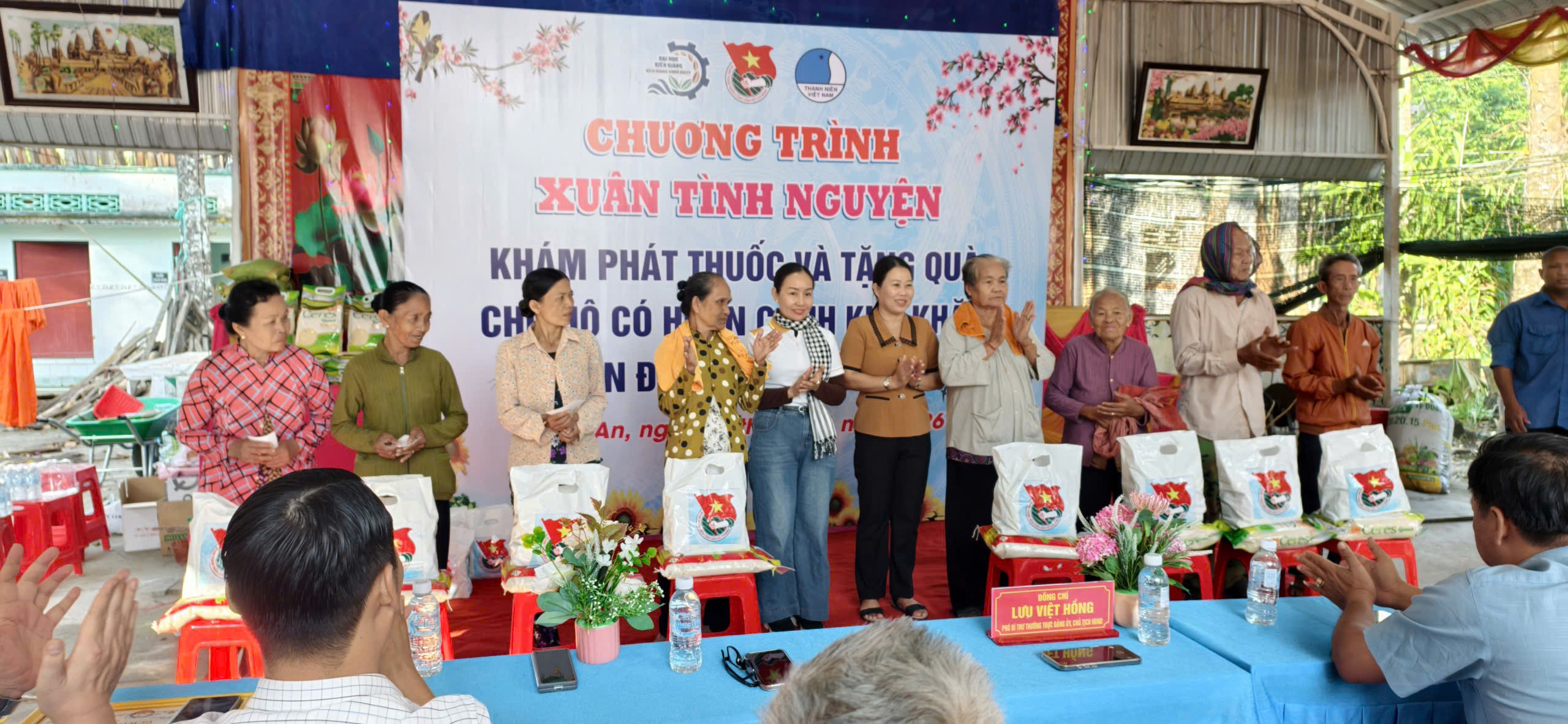 Chi đoàn Công an xã tặng quà các hộ gia đình có hoàn cảnh khó khăn trên địa bàn dịp Tết nguyên đán 2026.