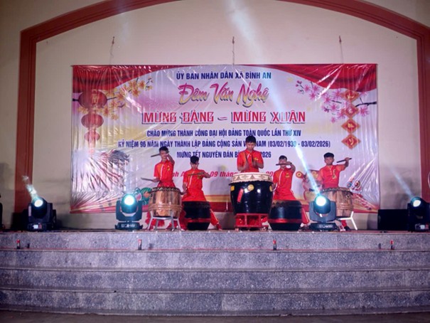 Tiết mục Múa Lân sư rồng: Trống Hội mừng xuân và Song Lân chúc tết. 